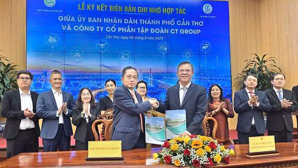 Lãnh đạo thành phố Cần Thơ và CT Group trao biên bản ghi nhớ thỏa thuận hợp tác.