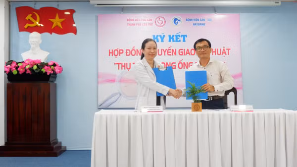Lãnh đạo hai bệnh viện ký hợp đồng chuyển giao.