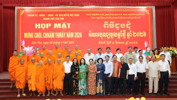 Lãnh đạo thành phố Cần Thơ và các vị sư sãi Khmer tại buổi họp mặt.