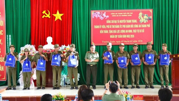 Công an Cần Thơ tặng quà cho lực lượng bảo vệ an ninh trật tự xã Trường Thành.