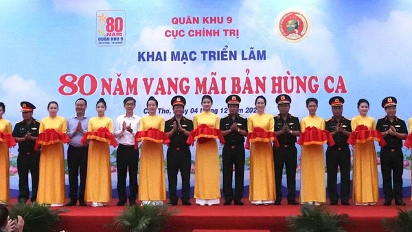 Lãnh đạo Quân khu 9 cắt băng khai mạc triển lãm.