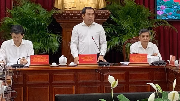 Đồng chí Trần Đức Thắng phát biểu ý kiến tại buổi làm việc.