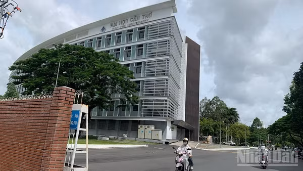 Một góc tòa nhà công nghệ cao Đại học Cần Thơ. (Ảnh: Thanh Tâm)