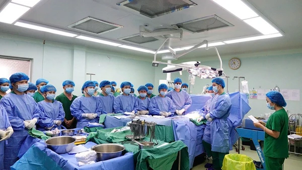 Các y bác sĩ dành 1 phút tri ân người hiến tạng trước khi phẫu thuật.