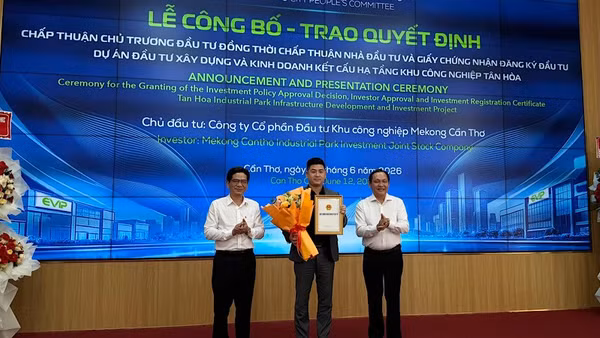 Lãnh đạo Cần Thơ trao chủ trương đầu tư khu công nghiệp cho nhà đầu tư.