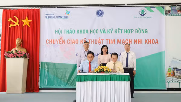 Lãnh đạo hai bệnh viện ký kết chuyển giao kỹ thuật phẫu thuật tim trẻ em tại Cần Thơ. (Ảnh: Bệnh viện Nhi đồng Cần Thơ)