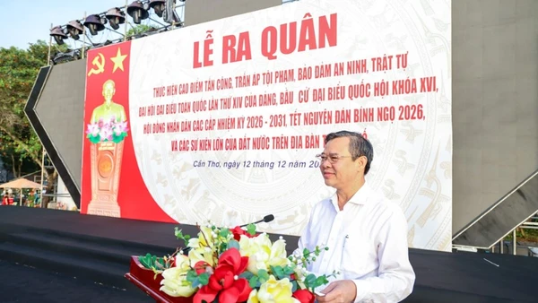 Chủ tịch Ủy ban nhân dân thành phố Trương Cảnh Tuyên phát biểu giao nhiệm vụ tại lễ ra quân.