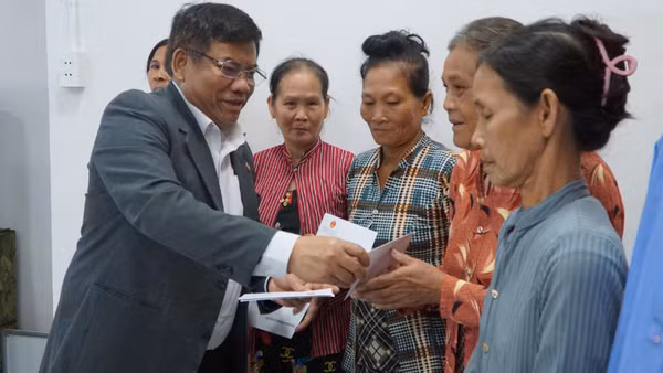 Thứ trưởng Y Thông tặng quà cho đồng bào Khmer nhân dịp năm mới.