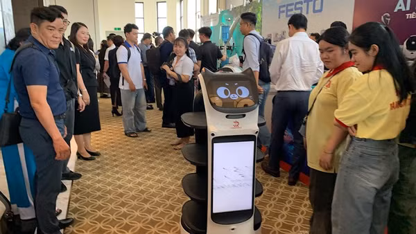 Các đại biểu tham quan mô hình robot triển lãm tại hội thảo.