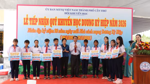 Lãnh đạo thành phố Cần Thơ trao học bổng cho học sinh tại lễ tiếp nhận.