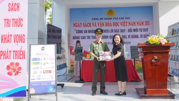 Thư viện thành phố tặng sách cho Thư viện Công an Cần Thơ. 