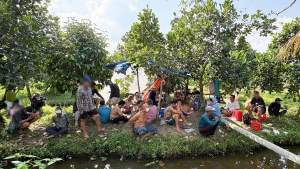 Các đối tượng bị bắt quả tang lắc tài xỉu ăn tiền.