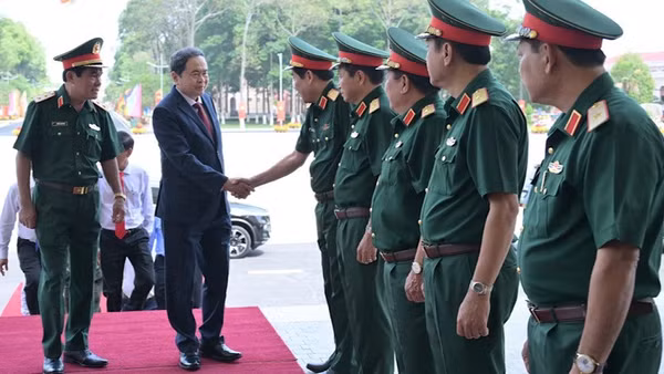 Chủ tịch Quốc hội Trần Thanh Mẫn chúc Tết Quân khu 9.