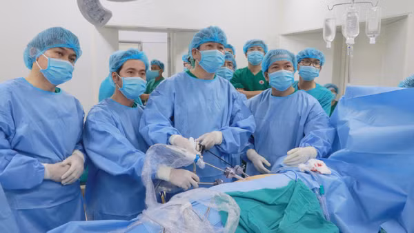 Các y bác sĩ phẫu thuật ghép thận cho bệnh nhân.