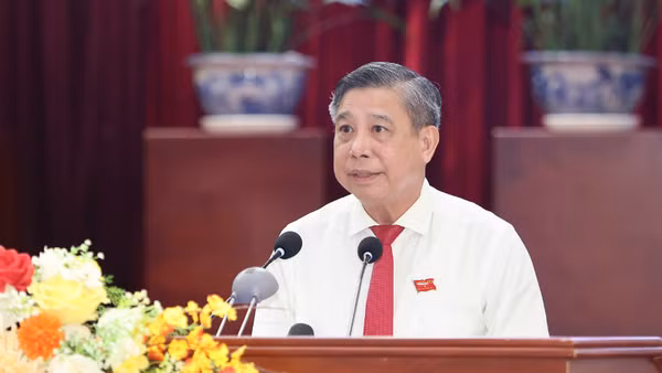 Chủ tịch Hội đồng nhân dân thành phố Cần Thơ phát biểu ý kiến tại kỳ họp.