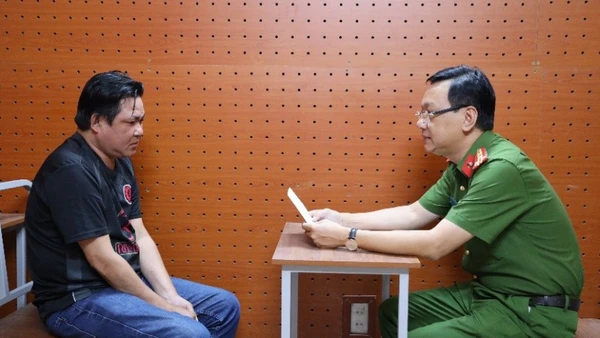 Công an Cần Thơ lấy lời khai đối tượng liên quan vụ án.