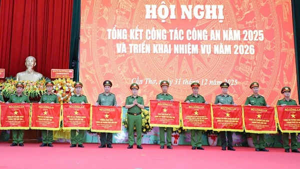 Lãnh đạo Bộ Công an tặng Cờ thi đua cho các tập thể tại hội nghị.