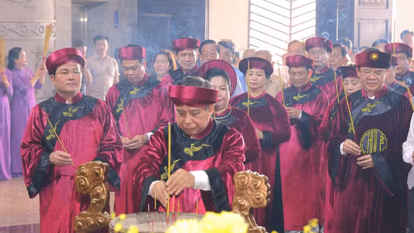 Lãnh đạo thành phố Cần Thơ dâng hương tại Lễ Giỗ tổ Hùng Vương.