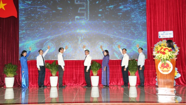 Các đại biểu thực hiện nghi thức ra mắt trang thông tin điện tử.