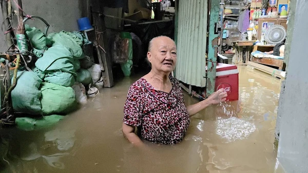Nước ngập sâu khu vực chợ Bình Thủy, Cần Thơ.