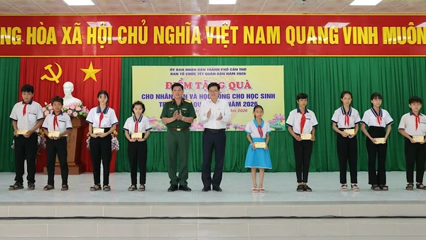 Lãnh đạo Bộ chỉ huy quân sự thành phố Cần Thơ trao học bổng cho các em học sinh phường Hưng Phú.