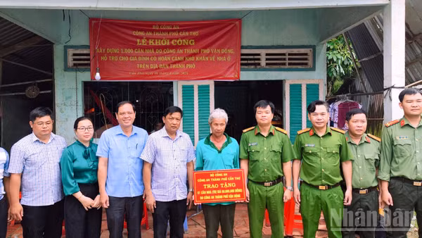 Công an Cần Thơ khởi công xây dựng nhà cho hộ khó khăn ở xã Trường Long Tây. (Ảnh: Thanh Tâm)