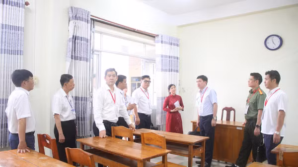 Đoàn công tác của Bộ Giáo dục và Đào tạo kiểm tra công tác chuẩn bị thi tại Cần Thơ.