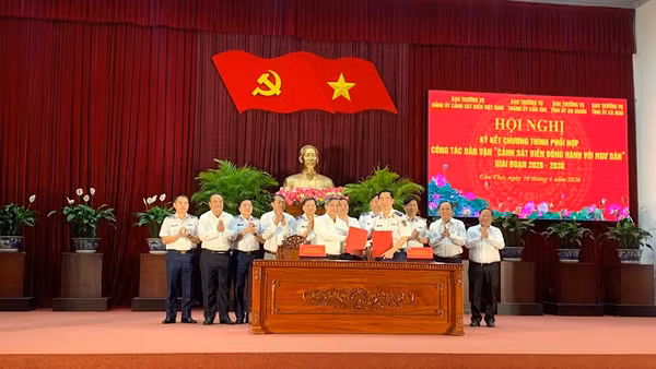 Lãnh đạo Cảnh sát biển Việt Nam và Thành ủy Cần Thơ ký kết chương trình phối hợp.