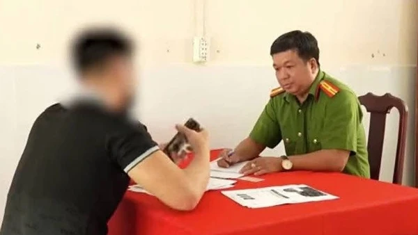 Công an làm việc với T đăng tin sai sự thật trên mạng xã hội.
