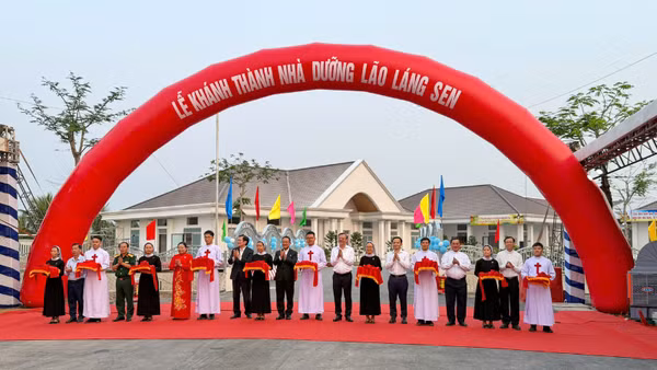 Các đại biểu cắt băng khánh thành Nhà dưỡng lão Láng Sen.