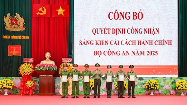 Thượng tướng Lê Quốc Hùng, Thứ trưởng Công an trao quyết định công nhận sáng kiến cải cách hành chính cho công an các đơn vị, địa phương.