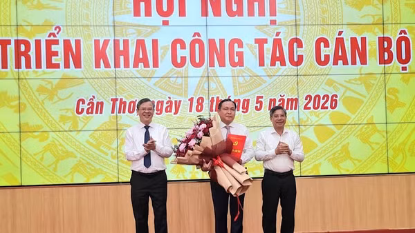 Lãnh đạo Thành ủy Cần Thơ tặng hoa chúc mừng đồng chí Lê Công Lý.