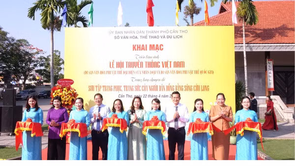 Lãnh đạo thành phố Cần Thơ cắt băng khai mạc triển lãm.