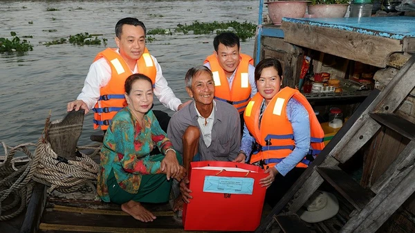 Lãnh đạo thành phố Cần Thơ tặng quà cho thương hồ chợ nổi Cái Răng.