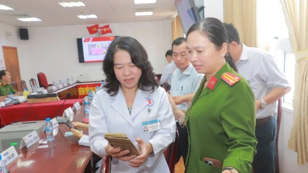 Công an thành phố Cần Thơ hướng dẫn cán bộ, đảng viên góp ý vào Văn kiện Đại hội XIV của Đảng.