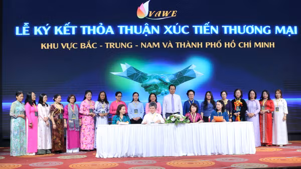 Các đại biểu ký kết thỏa thuận xúc tiến thương mại tại sự kiện.