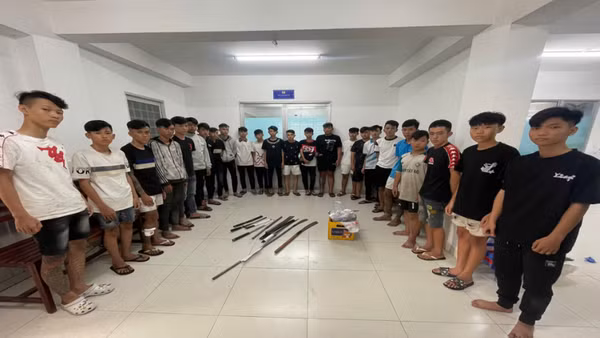 Nhóm đối tượng và hung khí tại cơ quan công an.