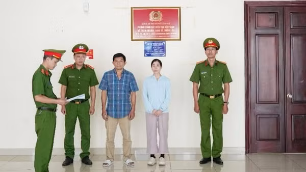 Đối tượng Hải và Thủy tại cơ quan công an.