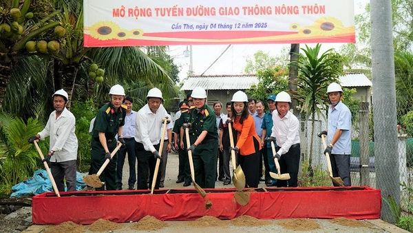 Khởi công nâng cấp, mở rộng tuyến giao thông nông thôn ở xã Trường Long trong lễ ra quân Tết Quân dân nằm 2026.