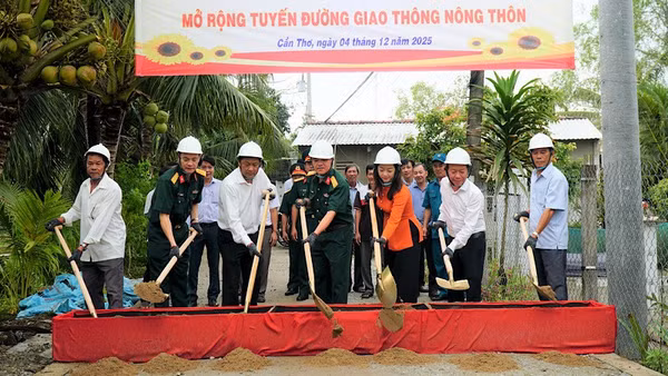 Khởi công nâng cấp, mở rộng tuyến giao thông nông thôn ở xã Trường Long trong lễ ra quân Tết Quân dân nằm 2026.