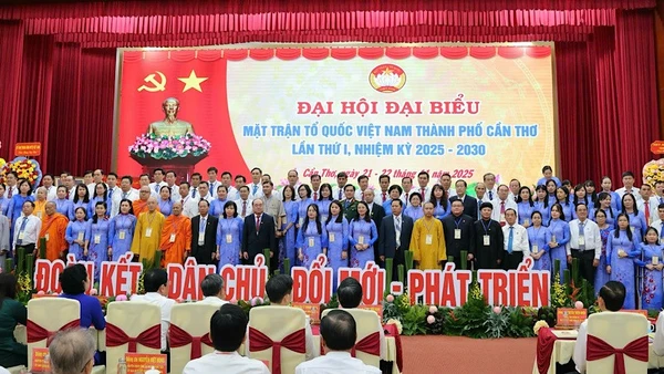 Các thành viên Mặt trận Tổ quốc Việt Nam thành phố Cần Thơ khóa I ra mắt đại hội.
