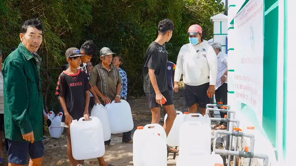 Thành phố Cần Thơ lập các trạm cấp nước tập trung cung cấp nước sinh hoạt cho người dân ở các xã, phường ven biển mùa khô hạn.