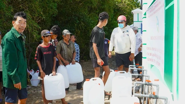 Thành phố Cần Thơ lập các trạm cấp nước tập trung cung cấp nước sinh hoạt cho người dân ở các xã, phường ven biển mùa khô hạn.