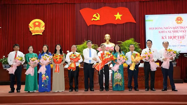 Lãnh đạo Thành ủy Cần Thơ tặng hoa chúc mừng lãnh đạo Hội đồng nhân dân nhiệm kỳ mới.