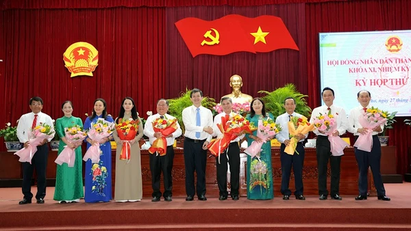 Lãnh đạo Thành ủy Cần Thơ tặng hoa chúc mừng lãnh đạo Hội đồng nhân dân nhiệm kỳ mới.