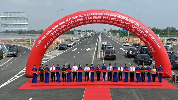 Các đại biểu cắt băng khánh thành, thông xe kỹ thuật cao tốc Cần Thơ-Cà Mau.