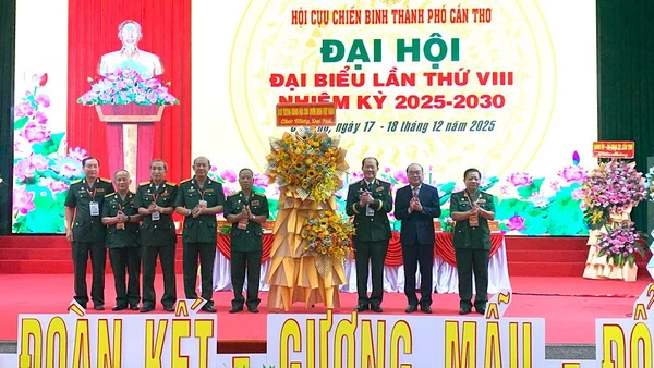 Hội Cựu chiến binh Việt Nam tặng hoa chúc mừng đại hội.