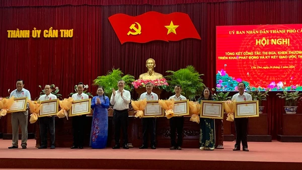 Lãnh đạo thành phố Cần Thơ trao Huân chương Lao động các hạng Nhất, Nhì, Ba cho các cá nhân có nhiều đóng góp trong các phong trào thi đua.