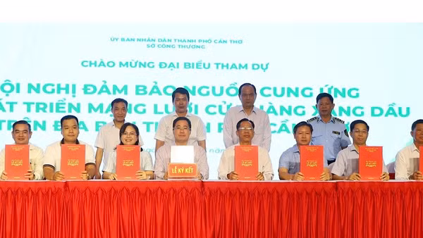 Petrolimex Cần Thơ ký kết với các xã, phường về mở rộng mạng lưới cung ứng xăng dầu.