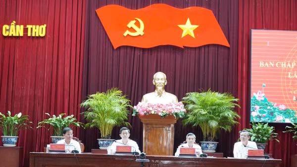 Lãnh đạo Thành ủy Cần Thơ chủ trì hội nghị.
